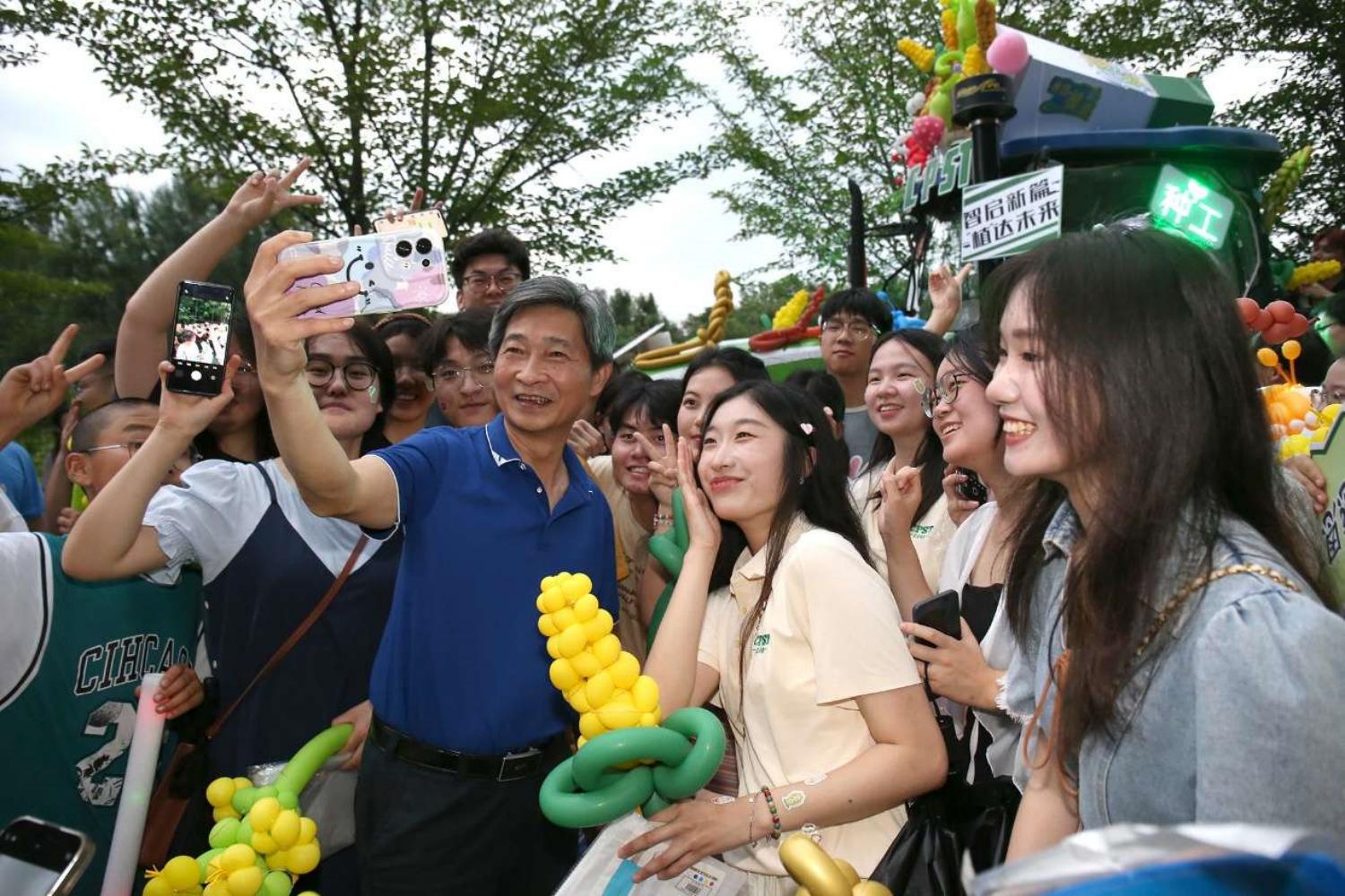 华中农业大学党委书记高翅和同学们合影。侯国涛 摄