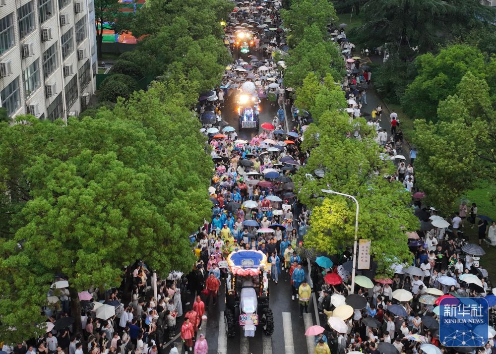 6月21日，农机花车队伍在华中农业大学校园里巡游（无人机照片）。