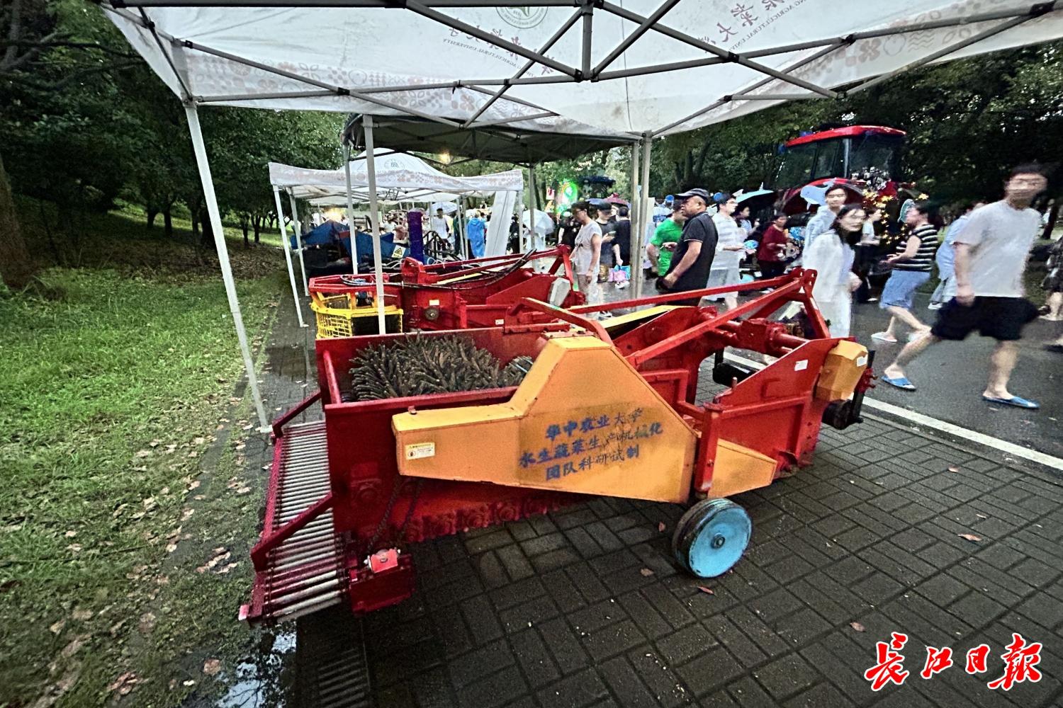 展示区里的多台农机从地里回校。记者陈晓彤 摄